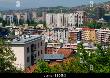 Vista di edifici residenziali nella città di Sarajevo capitale della Bosnia Erzegovina Foto Stock