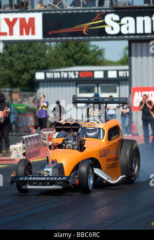 Dennis Wratten in Fiat Topolino carburante classe alterata al Main Event, FIA European Drag Racing a Santa Pod Raceway Foto Stock