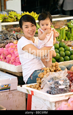 La donna la vendita di frutta e verdura al mercato Skuom sulla strada tra Phnom Penh e Siem Reap Foto Stock