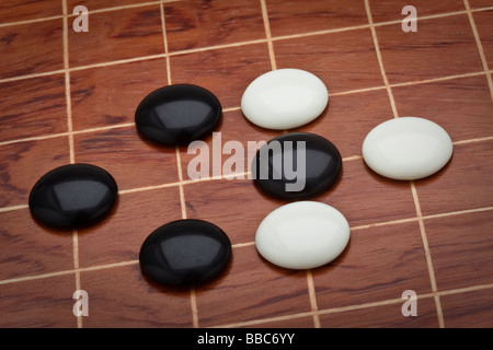 I contatori e la scheda per la scheda cinese gioco andare, talvolta indicato come la dama cinese. Foto Stock