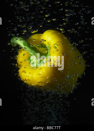 Il peperone giallo in bolle di acqua Foto Stock