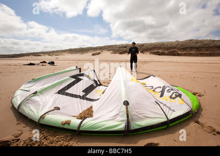 Regno Unito Inghilterra Norfolk mare spiaggia Palling kite surfer preparazione di armamento Foto Stock