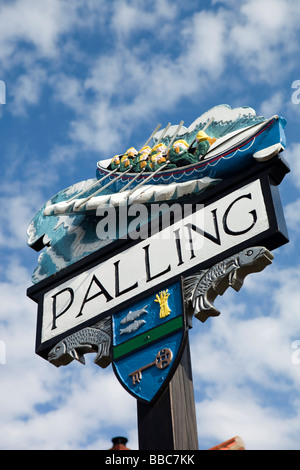 Regno Unito Inghilterra Norfolk mare villaggio Palling segno indicante scialuppa di salvataggio Foto Stock