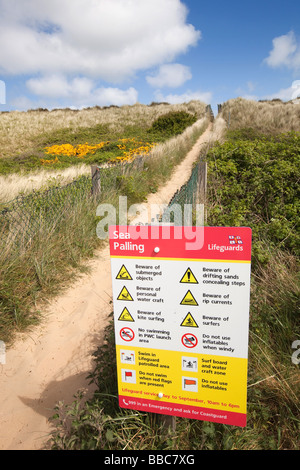 Regno Unito Inghilterra Norfolk Sea Palling sentiero attraverso le dune Spiaggia di luci di avvertimento pericolo segno Foto Stock