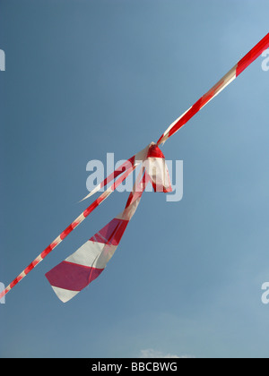 Nessuna voce di ammettenza bianco rosso nastro e cordon blue sky Foto Stock