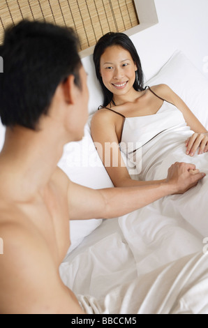 Matura in letto, azienda man mano womans Foto Stock