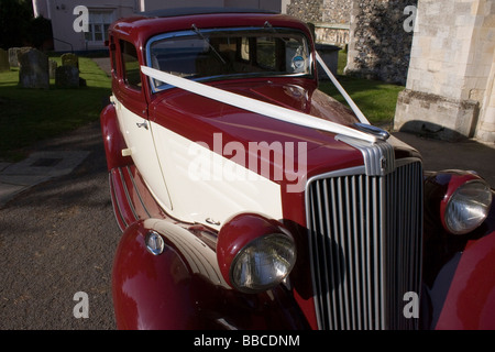 Pre-guerra American classic motor car rosso e crema Hupmobile attesa per la sposa e lo sposo Foto Stock