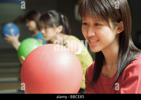 Tre donne bowling Foto Stock