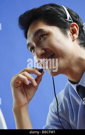 Uomo che indossa la cuffia Foto Stock