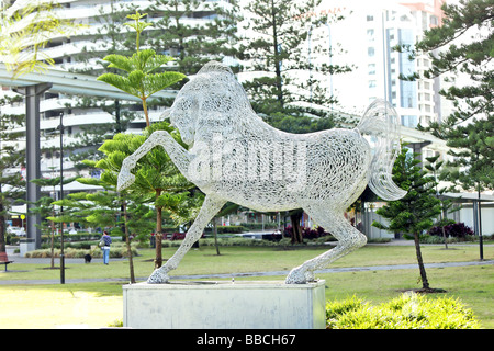 Arte in metallo la statua di un cavallo in un parco della città Foto Stock