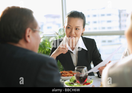 I dirigenti aventi un pranzo di lavoro Foto Stock