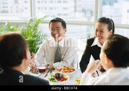 I dirigenti di ristorante, avente il pranzo Foto Stock