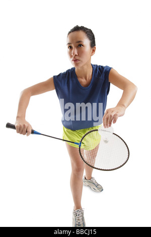 Donna che mantiene badminton racchetta e volano Foto Stock