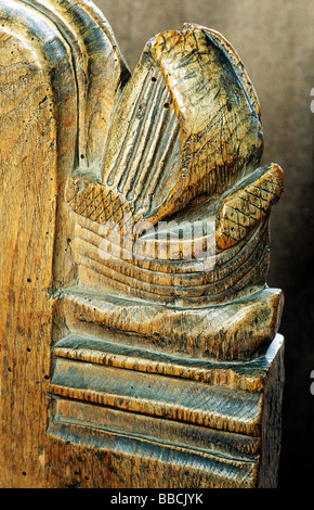 Medievale banco in legno fine veliero Thornham Norfolk sculture in legno scolpito del XV secolo East Anglia England Regno Unito Foto Stock
