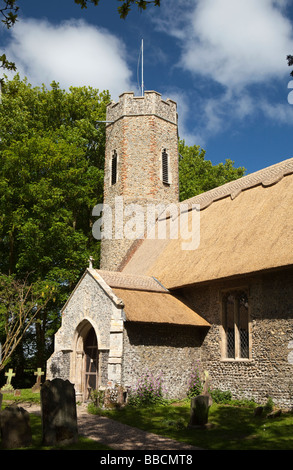 Regno Unito Inghilterra Norfolk Horsey Tutti i Santi con tetto di paglia di chiesa parrocchiale Foto Stock