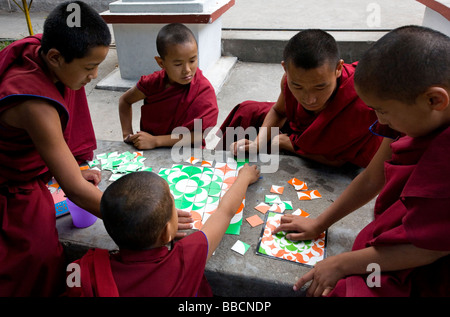 Il debuttante monaci giocando puzzle. Tsechokling monastero tibetano. Mcleod Ganj. Dharamsala. Himachal Pradesh. India Foto Stock