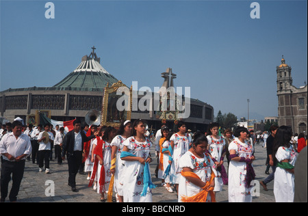 Nuova e antica Basilica de Nuestra Senora de Guadalupe (nostra Signora di Guadalupe) Basilica di Città del Messico. Foto Stock