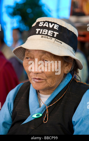 Vecchia donna tibetana. Sciopero della fame per il Tibet diritti. Mcleod Ganj. Dharamsala. Himachal Pradesh. India Foto Stock