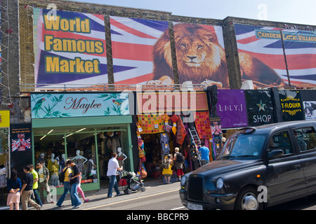 Camden Lock Village , stalle di Camden Market , taxi passato unità ricostruita la sezione del mercato dopo il fuoco con i nuovi negozi e folle Foto Stock
