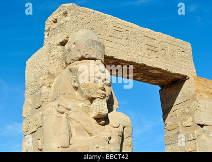 Statua di Ramesse II il Grande al cortile della antica Nubian Gerf Hussein Tempio Kalabsha lago Nasser Aswan Alta Diga Egitto Foto Stock