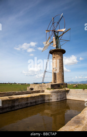 Mulino a vento utilizzati per pompare acqua per irrigazione dei campi Mallorca Spagna Spain Foto Stock