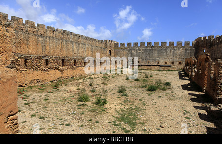 Il rovinato interno del XIV secolo catle veneziano di Frangokastello sulla costa sud di Creta. Foto Stock