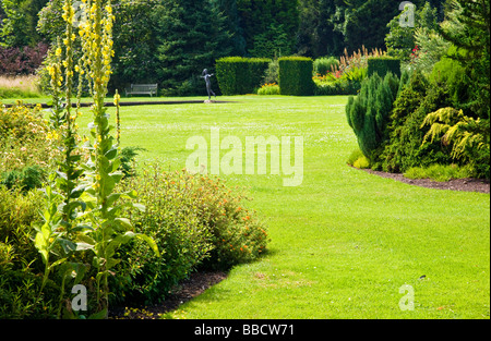 Vista verso la ninfea Canal e statua di Miranda al Giardino Waterperry Oxfordshire England Regno Unito Foto Stock