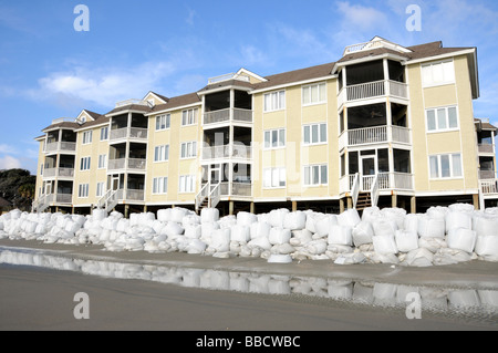 I sacchi di sabbia proteggendo Wild Dunes Resort da spiaggia erosione su isola di palme, Carolina del Sud Foto Stock