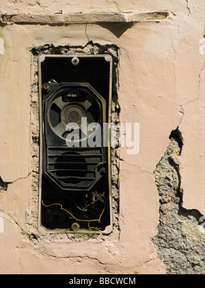 Campane d'epoca in vecchio stile con targhette bianche. Un citofono esterno  all'esterno di un edificio residenziale con schede nome vuote Foto stock -  Alamy