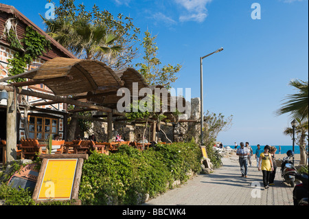 Ristorante sul mare nella Città Vecchia, laterale costa mediterranea, Turchia Foto Stock