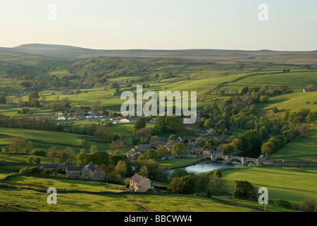 Una vista della valle di rotolamento e il villaggio di Burnsall, in Wharfedale, Yorkshire Dales, da Burnsall Fells Foto Stock