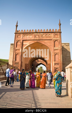 Turisti al di fuori di uno dei cancelli a Agra Fort, noto anche come Red Fort, Agra, Uttar Pradesh, India Foto Stock