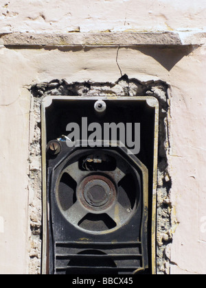 Vecchio danneggiato citofono campanello vicino sul muro di proprietà Foto  stock - Alamy