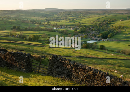 Una stalattite telai a parete la vista verso il villaggio di Burnsall, in Wharfedale, Yorkshire Dales, da Burnsall cadde Foto Stock