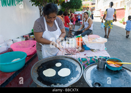 Street food vendor tortillas di cucina in un ristorante esterno Acapulco Messico Foto Stock