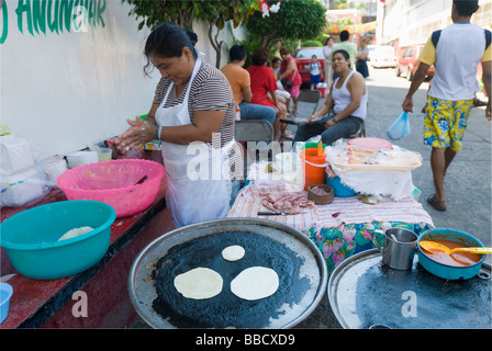 Street food vendor tortillas di cucina in un ristorante esterno Acapulco Messico Foto Stock