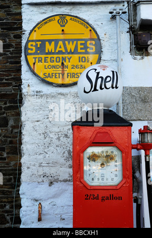 Vecchia pompa di benzina e segno di AA in St Mawes, Cornwall, Regno Unito Foto Stock