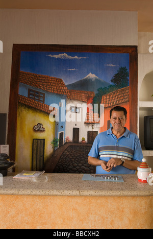 Hotel ispanica proprietario alla reception. Acapulco, Messico Foto Stock