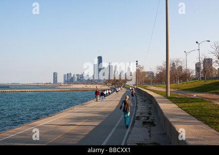 Vista sullo skyline di Chicago a partire da un percorso in bicicletta lungo il lago Michigan Foto Stock