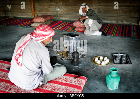 Sheikh Saiah è il capo del villaggio di El Araqeeb. Qui egli siede in uomini della tenda discutere del villaggio questioni. El Araqeeb. Foto Stock