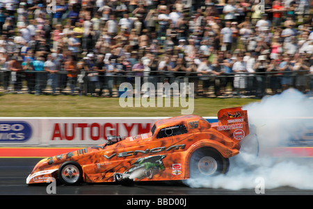 Il carburante alterato dragster pilotato da Tony Betts Santa Pod Raceway Inghilterra Bedfordshire Regno Unito Foto Stock