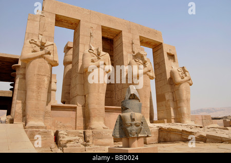 Alto Egitto Luxor W Banca la Valle dei Re Il Ramesseum temple view delle enormi colonne scolpite Foto Stock