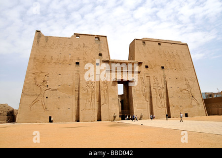 Il Tempio di Edfu tempio egizio situato sulla sponda ovest del Nilo La città di Edfu Apollonopolis Magna Foto Stock