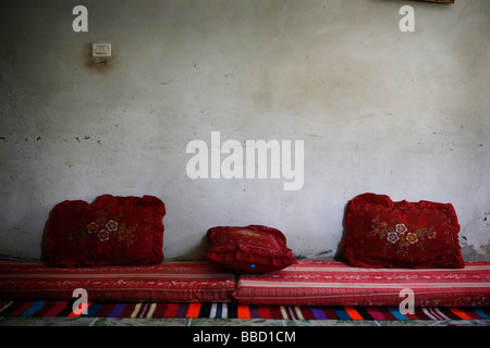 Un salotto in casa di insediamento beduino di Rahat. Deserto del Negev, Israele. Foto Stock