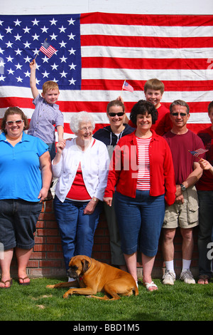 Un gruppo di persone di fronte alla bandiera americana Foto Stock