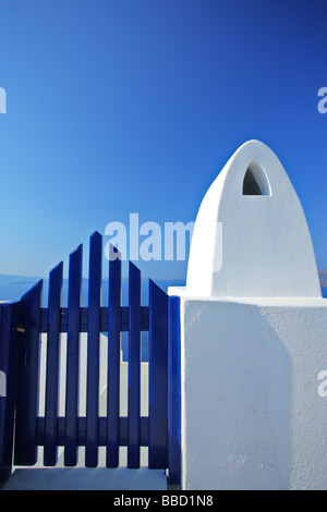 Vista di un cancello in legno, villaggio di Oia - Santorini Island, Grecia Foto Stock