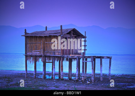 La pesca tradizionale rifugio al lago Dojran, all'alba Foto Stock