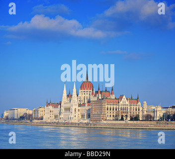 Parlamento ungherese in piedi accanto al fiume Danubio a Budapest Foto Stock