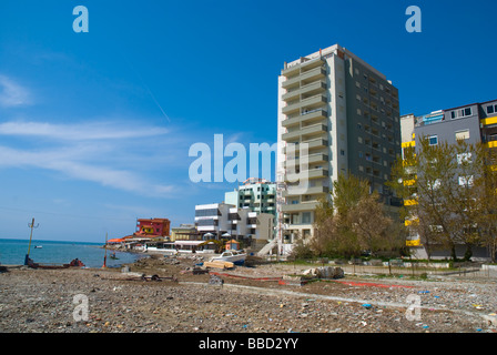 Città inquinate spiaggia di Durazzo Albania Europa Foto Stock