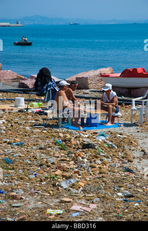 Persone che giocano a un tavolo su una spiaggia sporca in Durazzo Albania Europa Foto Stock